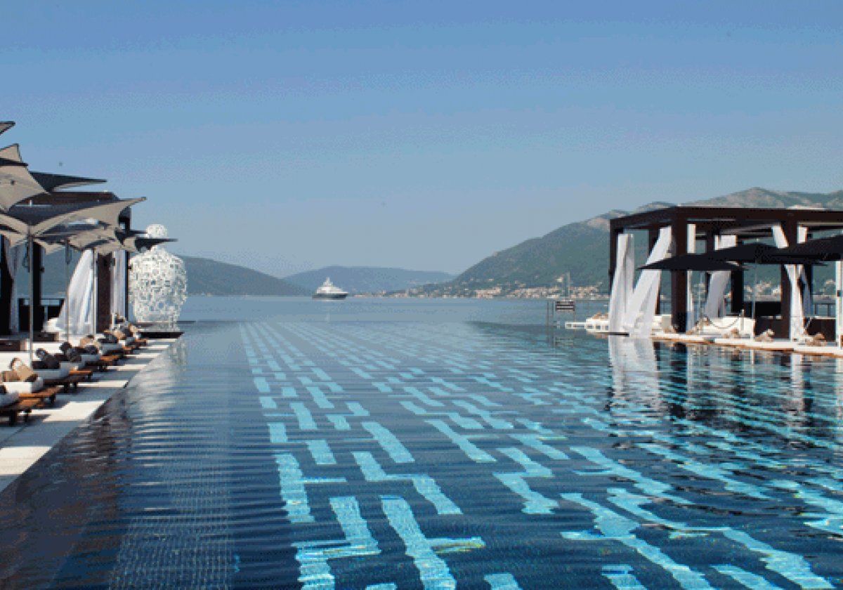 Hotel Regent Porto Montenegro - basen na terenie mariny