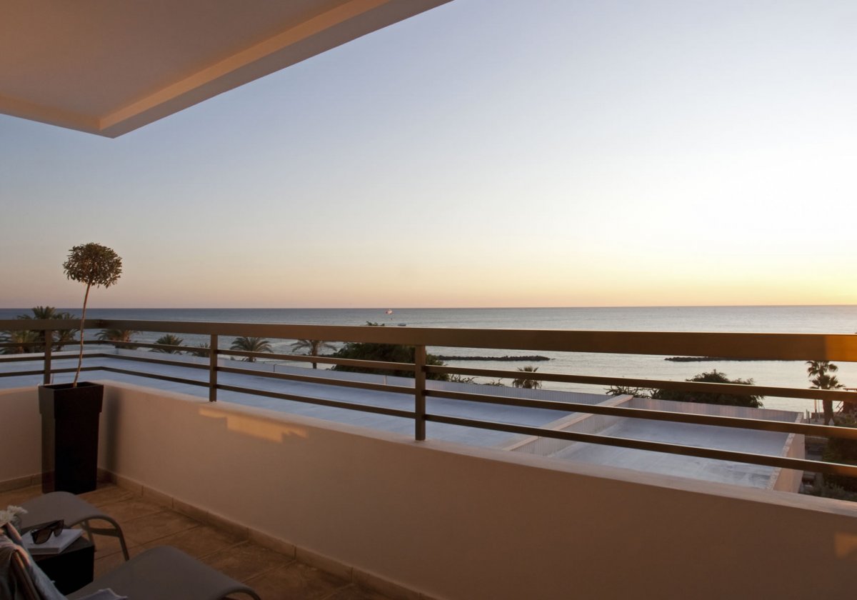 One Bedroom Deluxe Suite  - widok na morze z balkonu