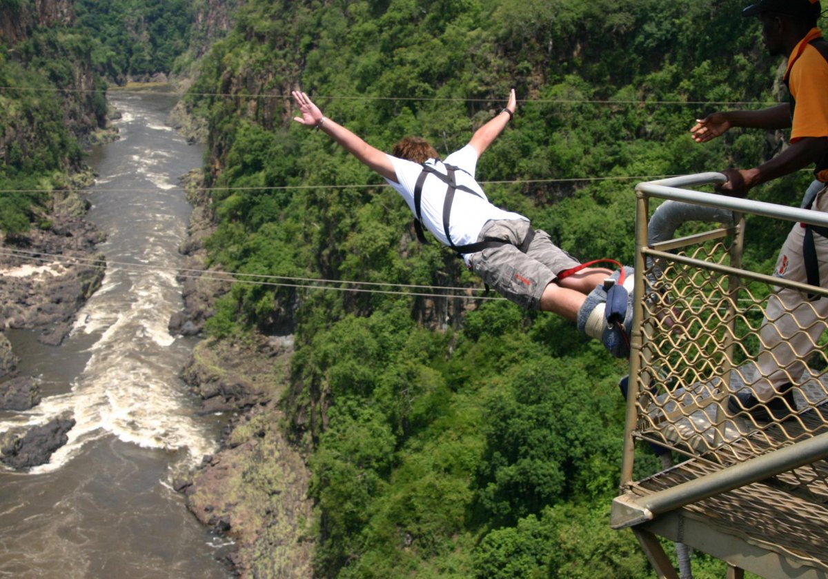 Skok na bungee przy Wodospadach Wiktorii