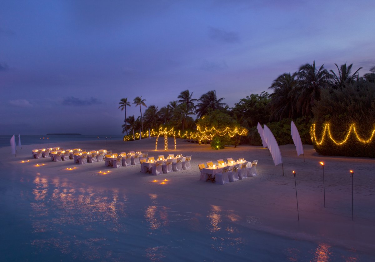 Conrad Maldives Rangali Island - restauracja na plaży