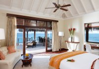 THE REHENDI PRESIDENTIAL OVERWATER SUITE WITH POOL - sypialnia