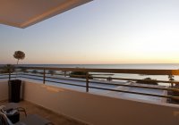 One Bedroom Deluxe Suite  - widok na morze z balkonu